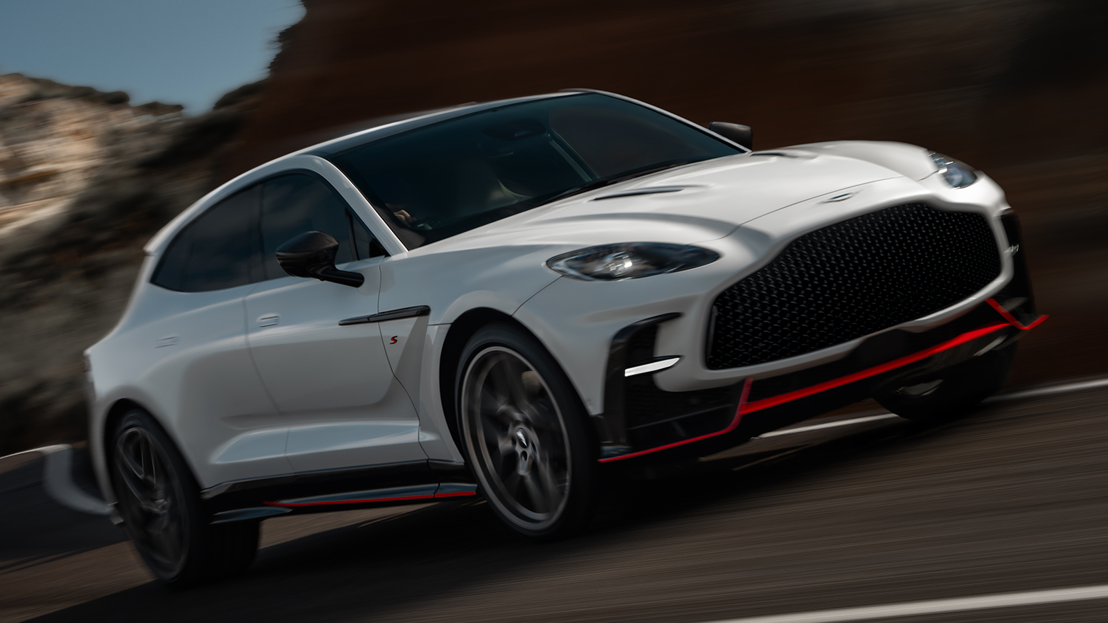 Η νέα Aston Martin DBX S έφτασε με 727 ίππους